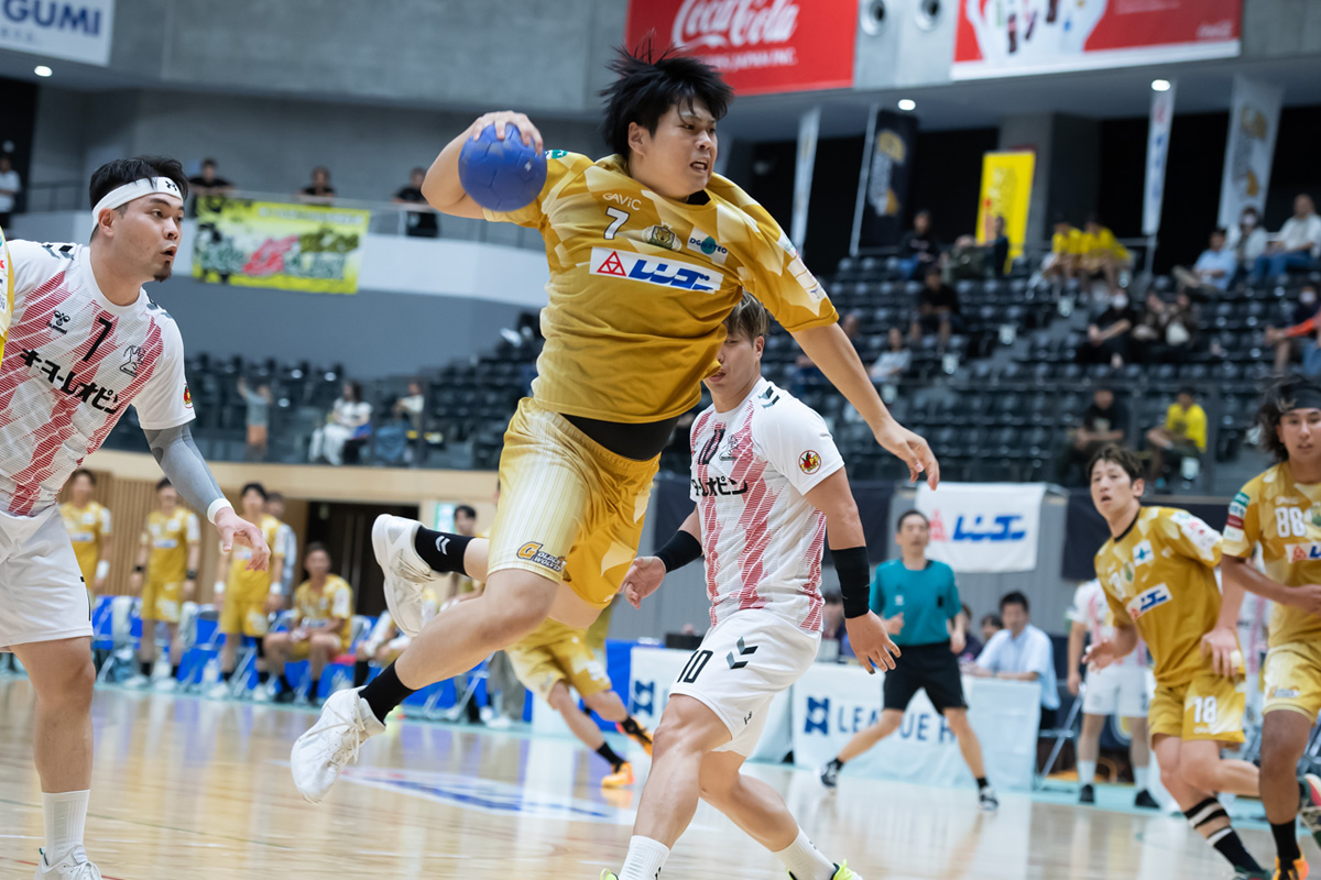 選手らは農作業終業後、夜間にハンドボールの練習をしています