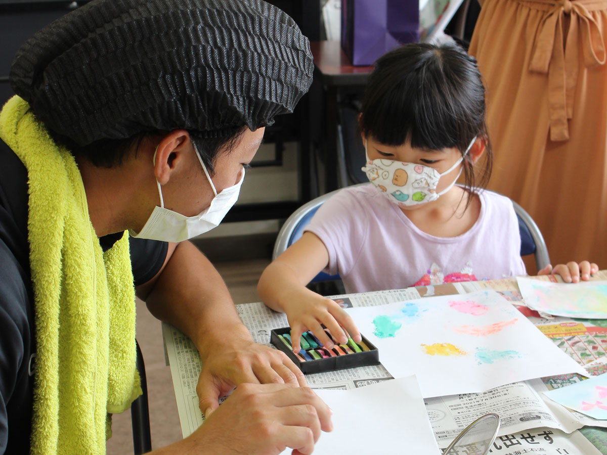 國分選手が女の子とパステルアート