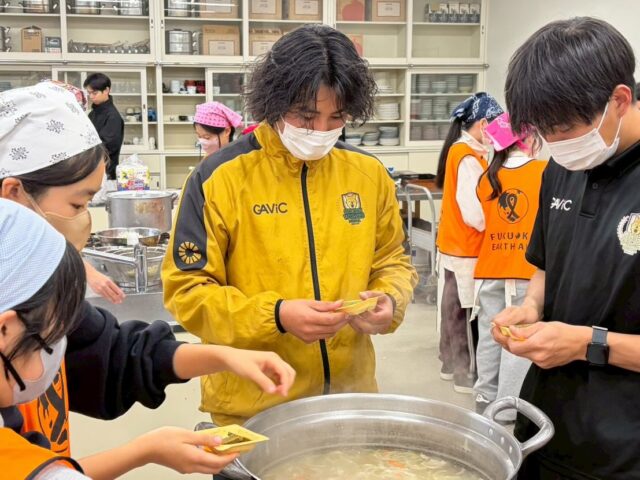 【こども食堂開催記録】
2025年12月21日にこども食堂を開催しました🥄🍛

カレー作りやタオル帽子作り、トークショーを行いました！！

ご参加いただいた皆様、ありがとうございました✨

#ゴールデンウルヴス福岡#goldenwolvesfukuoka#gwf#農業#ハンドボールhandballリーグH糸島市こども食堂