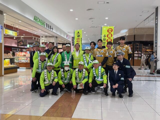 【交通事故撲滅啓発運動】

2月13日（金）
イオンモール筑紫野で筑紫野警察署と交通事故撲滅啓発運動を行いました👮‍♀️

2月14日（土）19:00〜
ケーブルステーション福岡の『2755（つなGO！！GO！！！）』でその様子が流れます📺
長榮選手のインタビューが観れるかも👀✨

#ゴールデンウルヴス福岡#ウルヴス#農業#ハンドボール#リーグh