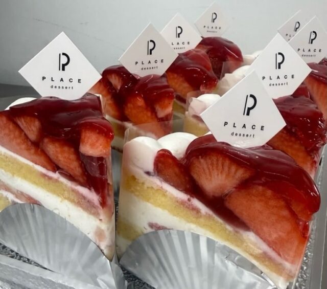 【ウルヴス苺を使用したケーキが発売🍓】

広島県三次市にある『PLACE dessert』 @place_dessert_ にてウルヴス苺を使用したケーキが発売されました✨
選手たちが育てた苺を使用していただいてます🍓🧑‍🌾
ひな祭りデコ🎎のケーキは3月3日までの発売となります！

#ゴールデンウルヴス福岡#ウルヴス#農業#ハンドボール#糸島市