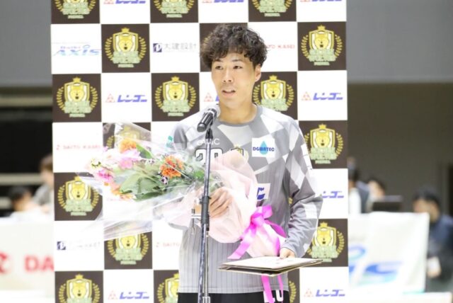 【引退セレモニー💐】
5月16日（土）ホーム最終戦にて、
No.20 #宇佐美拓 選手の引退セレモニーを実施いたしました。

いつも誰よりも声を出し、チームを鼓舞し続けてくれた宇佐美選手。
その熱い姿勢で、たくさんの力をチームに与えてくれました🔥

セレモニーでは、お母様より花束贈呈、奥様より記念品贈呈が行われ、大学時代からの同期であり昨季引退したOB選手・桑原海氏からも記念品が贈られました。

また、サプライズとして、今季限りで現役を引退される富山ドリームス・No.46 庄司清志選手へ花束贈呈を実施💐
庄司選手は、チームがトップリーグへ加入した初年度から4シーズンにわたりウルヴスで活躍された選手であり、花束は同期で昨季引退したOB選手・三浦拓己氏より贈呈されました。

宇佐美選手、庄司選手、これまでたくさんの感動をありがとうございました👏 お二人の今後のご活躍を心よりお祈りしております。🐺

#ゴールデンウルヴス福岡#農業#ハンドボール#リーグH