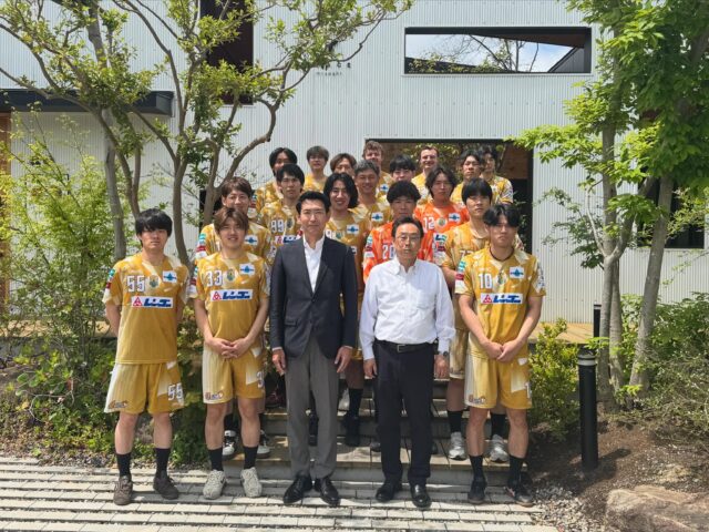 【PLACE desert様へチームで訪問🍓】
5月22日（金）に広島県の「PLACE desert」様 @place_dessert_ へ訪問させていただきました！

PLACE desert様では、選手たちが生産したいちごを使用したスイーツを取り扱っていただいています🍓

店内には、選手たちが関わったいちごを使用した美味しそうなスイーツがたくさん並び、みんな大興奮👀
実際にケーキをいただきながら、生産から商品になるまでを感じる貴重な時間となりました✨

いつも応援してくださる皆さま、そして素敵ないちごスイーツを届けてくださるPLACE dessert様、ありがとうございます！
ぜひ皆さまも足を運んでみてください🍰🍓

#ゴールデンウルヴス福岡#ウルヴス#農業#ハンドボール#リーグh
