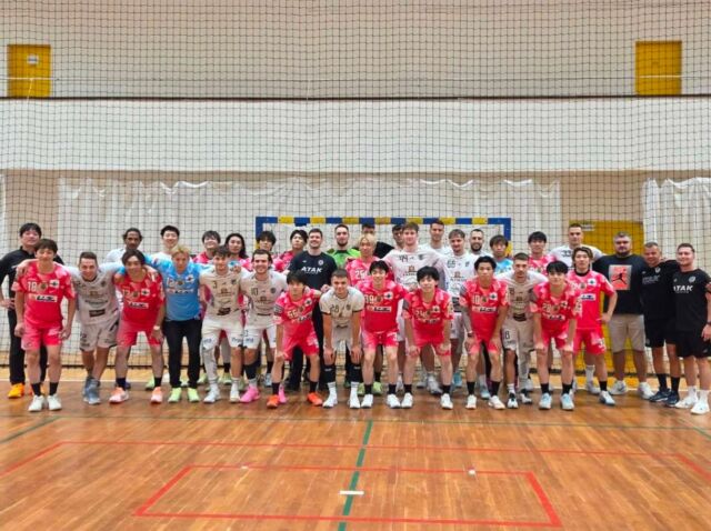 【トレーニングマッチ③】

本日は昨年スロバキアのチャンピオンチーム Tatran Prešov @_tatranpresov_ とトレーニングマッチを行いました🤾‍♂️

⚫️ウルヴス　32（20-16,12-19）35　Tatran Prešov⚪️

Tatran Prešovの皆様、ありがとうございました✨

#ゴールデンウルヴス福岡#農業#ハンドボール#リーグH