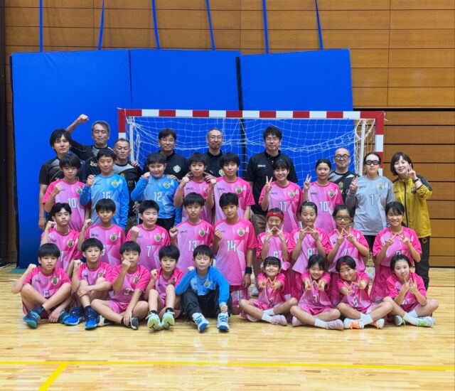 【2026-27リーグHジュニアカップ西ブロック】

2026年8月14日（金）〜8月16日（日）に開催された「2026-27 リーグＨ ジュニアカップ」西ブロックに
ゴールデンウルヴス福岡ジュニア（男子・女子）が参加しました！

⭐️結果
【男子】
🥇ゴールデンウルヴス福岡ジュニア

【女子】
4位　ゴールデンウルヴス福岡ジュニア

男子は2027年2月28日（日）に飛騨高山ビッグアリーナ（岐阜県）で行われる優勝決定戦に出場します！
引き続きジュニアの応援をよろしくお願いします🐺🔥

#ゴールデンウルヴス福岡#ウルヴス#農業#ハンドボール#リーグh