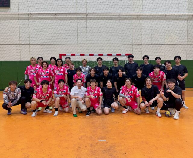 【わくなが遠征🤾‍♂️🔥】

10月1日・2日の2日間、広島県にて安芸高田わくながハンドボールクラブの皆さまとトレーニングマッチを行いました！

開幕を目前に控える中、実戦を通してチームとしての課題や収穫を確認する貴重な2日間となりました。

今回の遠征で得たものをしっかりと持ち帰り、さらにチームとして成長できるよう取り組んでいきます🔥

安芸高田わくながハンドボールクラブの皆さま、2日間ありがとうございました！

いよいよリーグ開幕。
今シーズンもゴールデンウルヴス福岡への熱い応援をよろしくお願いいたします🐺🔥

#ゴールデンウルヴス福岡#ウルヴス#農業#ハンドボール#リーグh